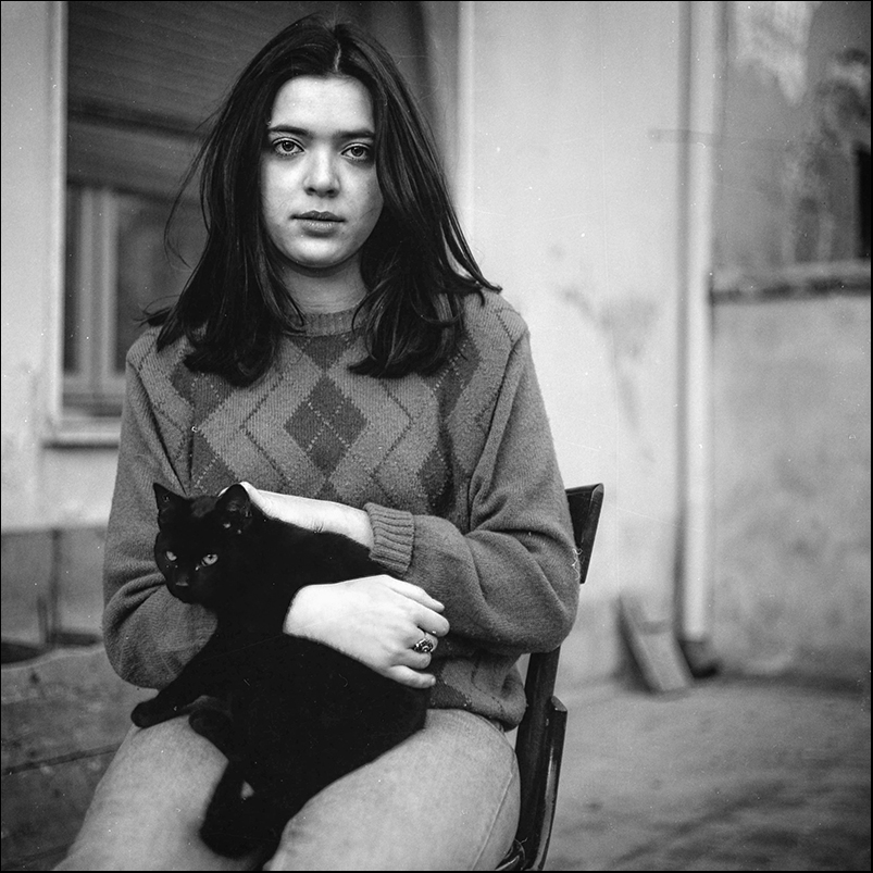 Giovinetta con gatto nero