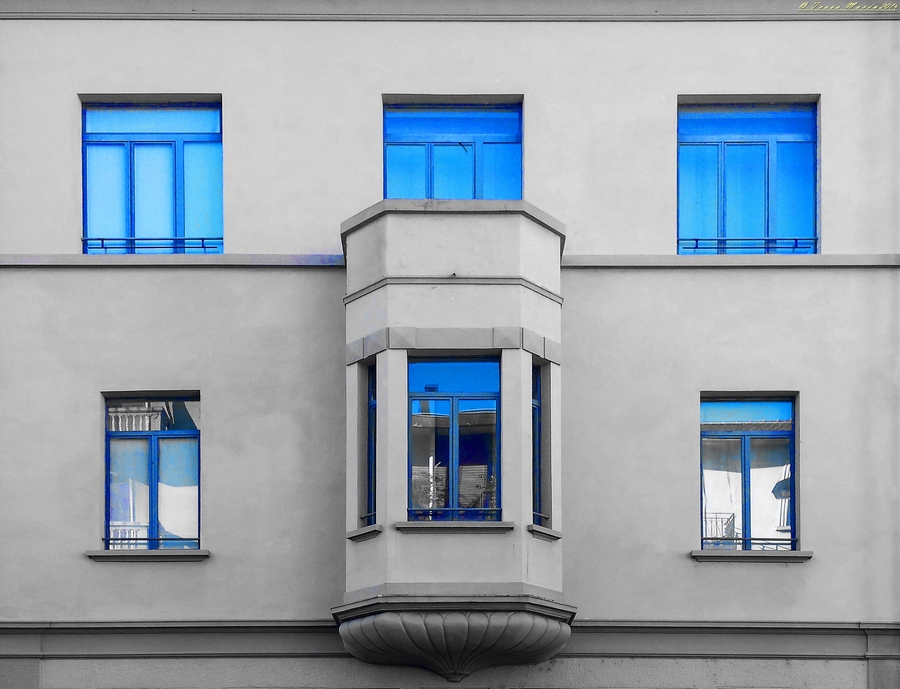 Media architettura e riflessi del cielo