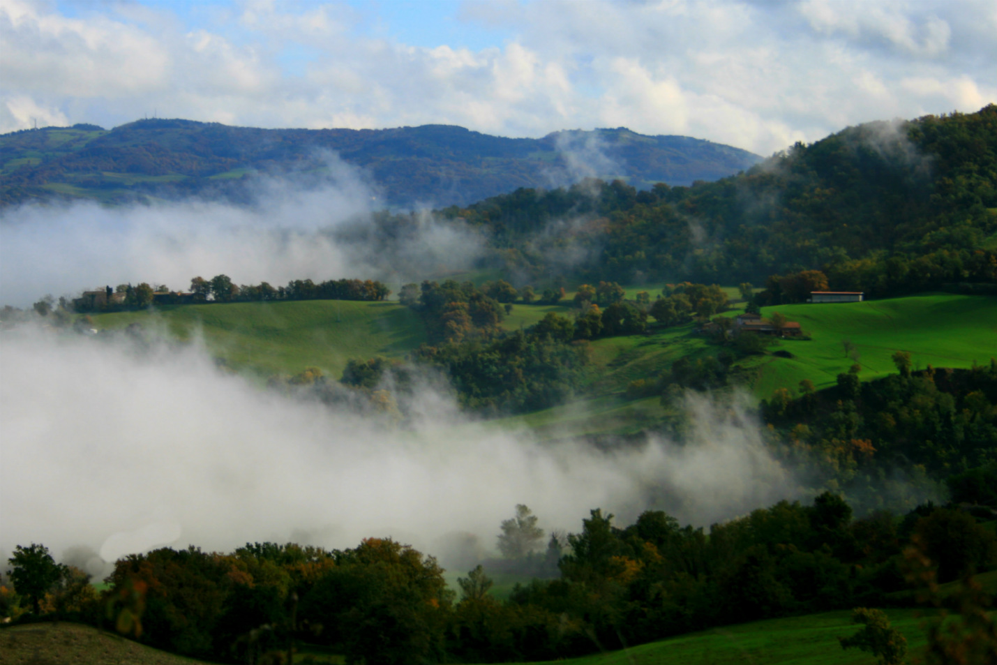cielo grigio e strati di nebbia