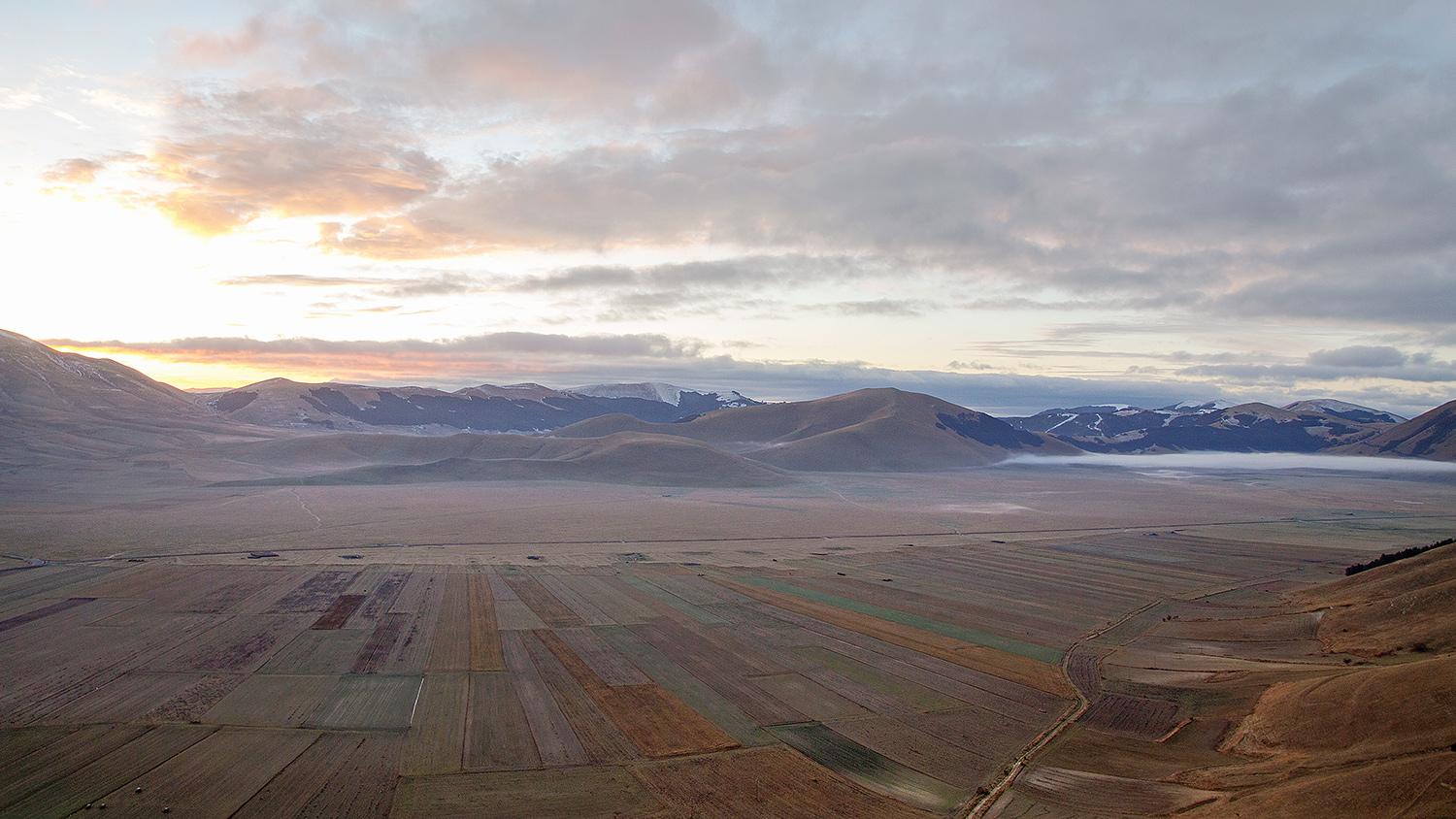 ...semplicemente castelluccio un attimo prima del sorgere....to be continued...