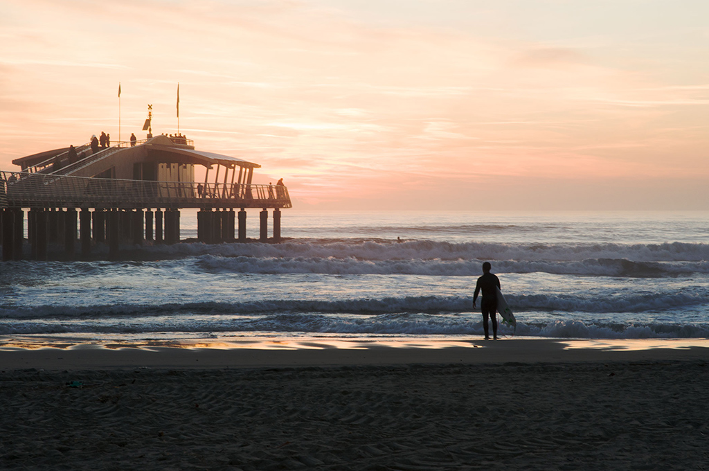 Surfista guarda il mare
