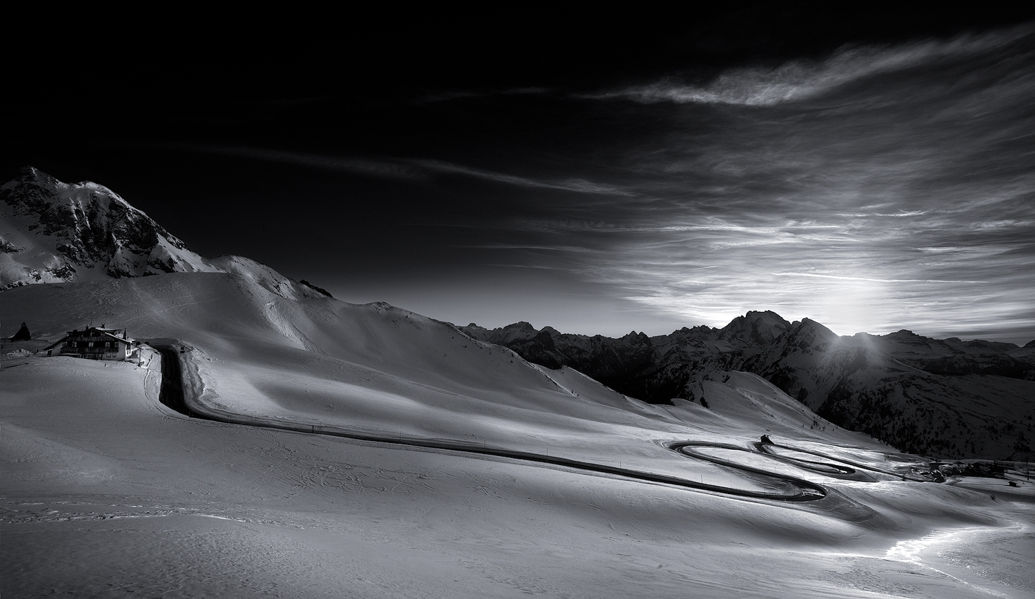 La strada per il passo Giau BW version