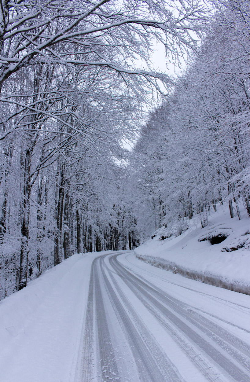 Strada innevata