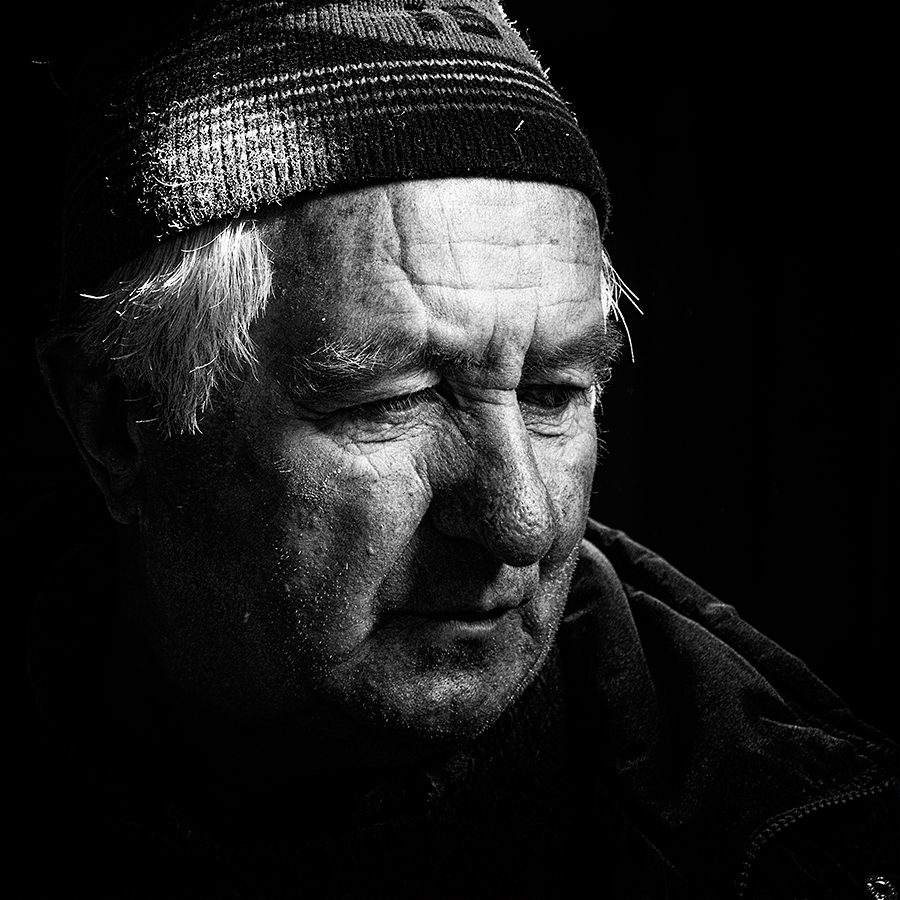 uomo con berretto di lana