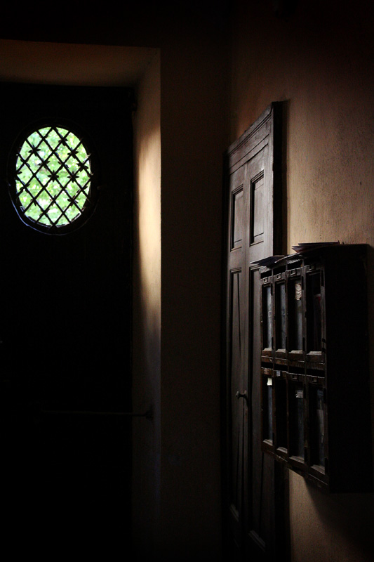 Posta nella penombra