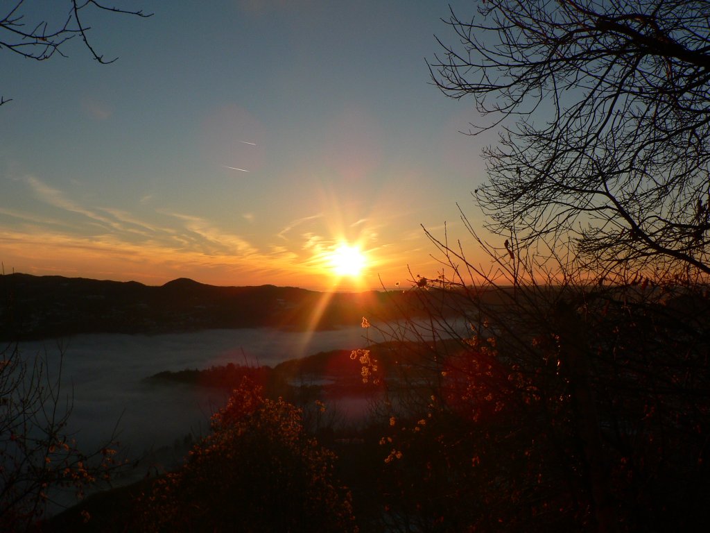 Alba in un mare di nebbia