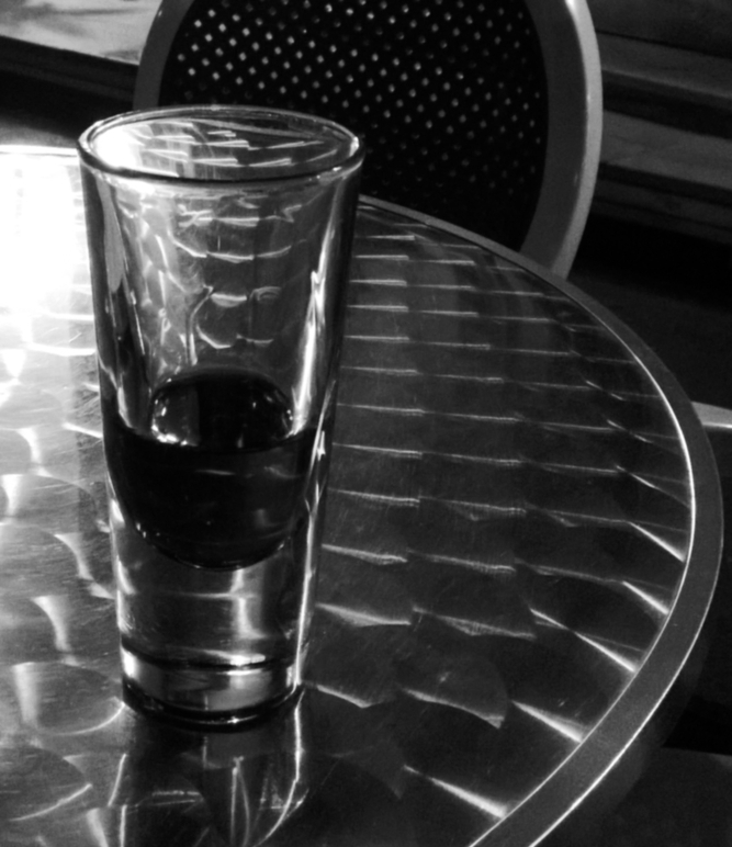 Curve con tavolino, sedia e amaro