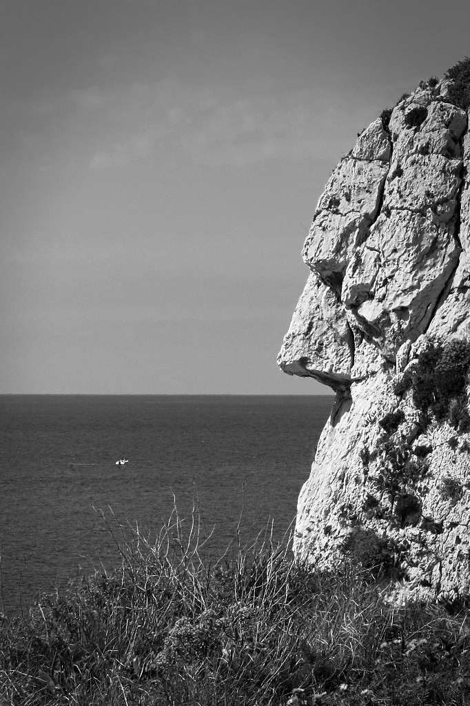 Capo Milazzo (2) Il volto di pietra osserva la barchetta