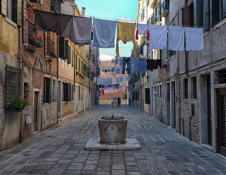 Penultima fila in centro, grazie!