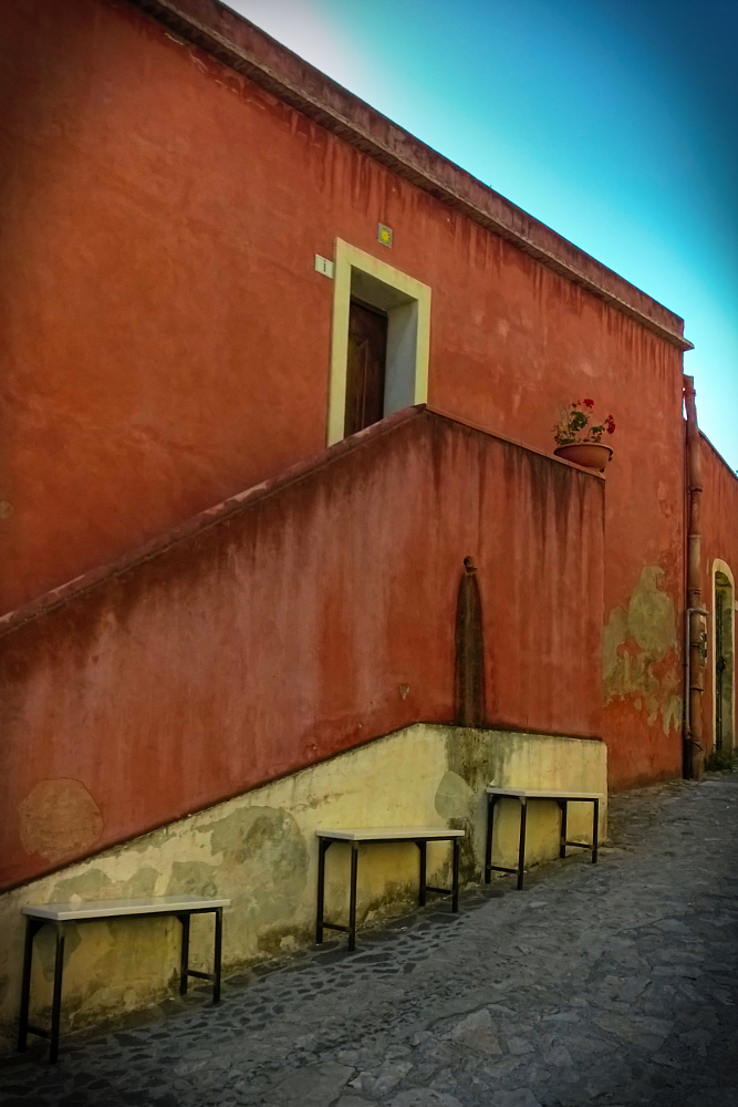 Red wall walking (2)