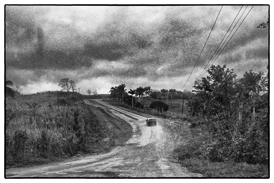 "sulla strada" ,campagna vicino a Santa Clara cuba 2002