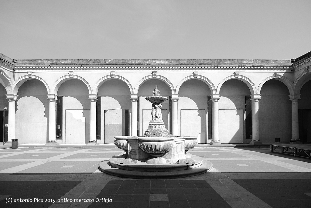 Antico mercato in Ortigia in B/N