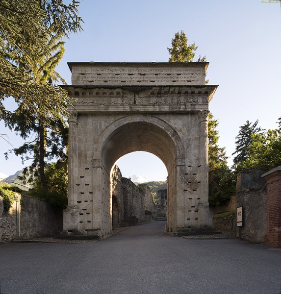 Arco di Augusto 8 aC. Susa Piemonte.