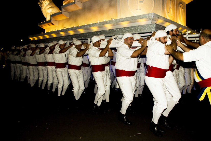 Trasporto macchina di Santa Rosa