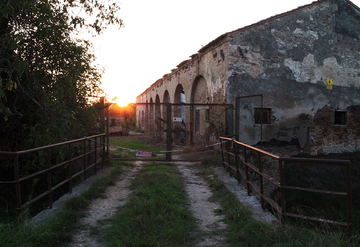 Tramonto su casa di campagna