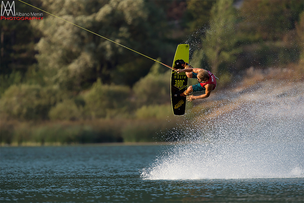 Wakeboarding al tramonto