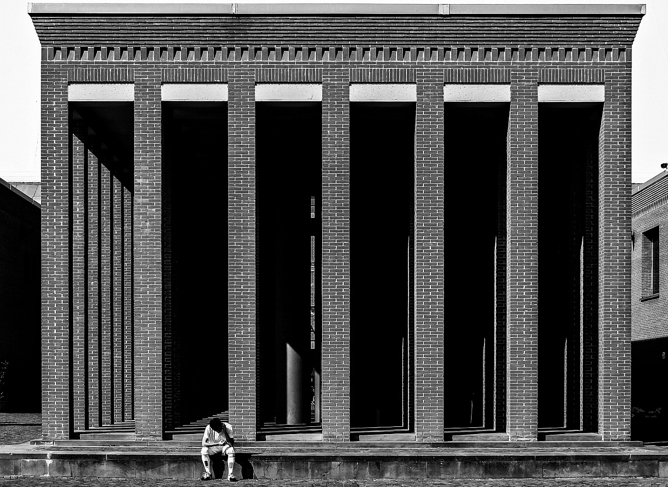 ....ragazzo con colonne....