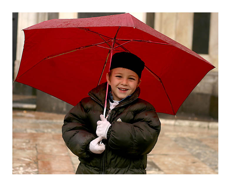 Ombrello rosso e bambino