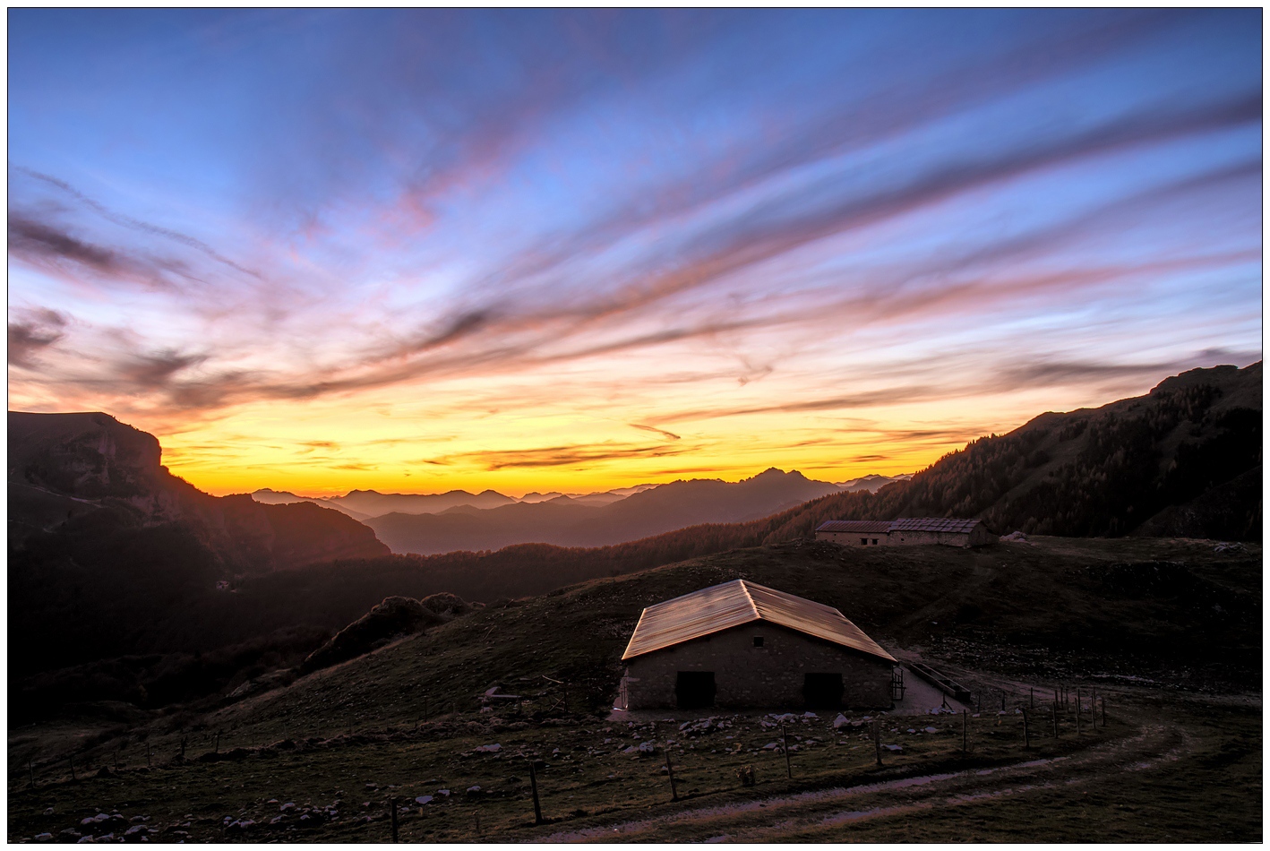 Malga Canalece al crepuscolo.