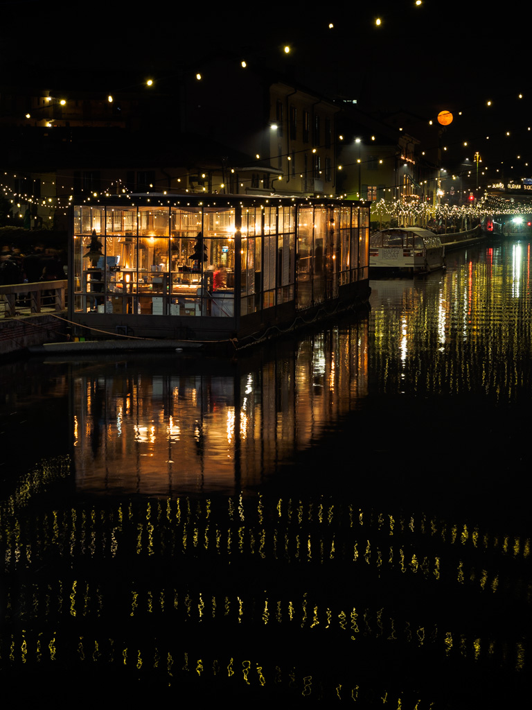 Buon Natale, alba lunare sul naviglio