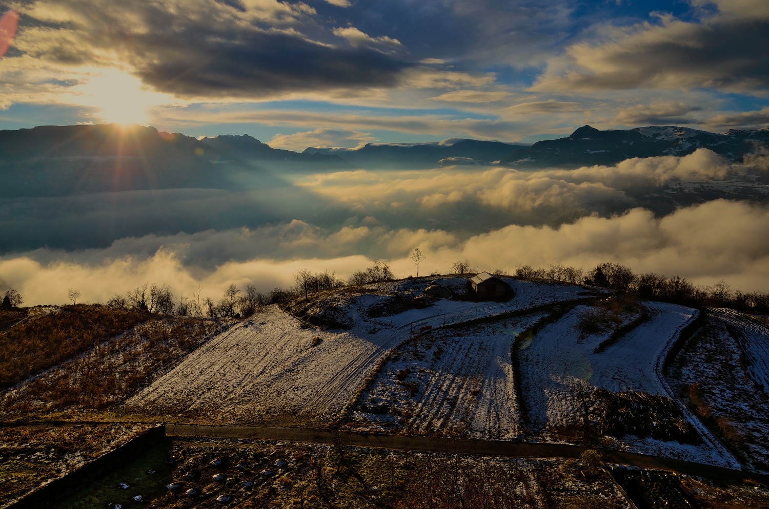 Il sole  sopra la nebbia