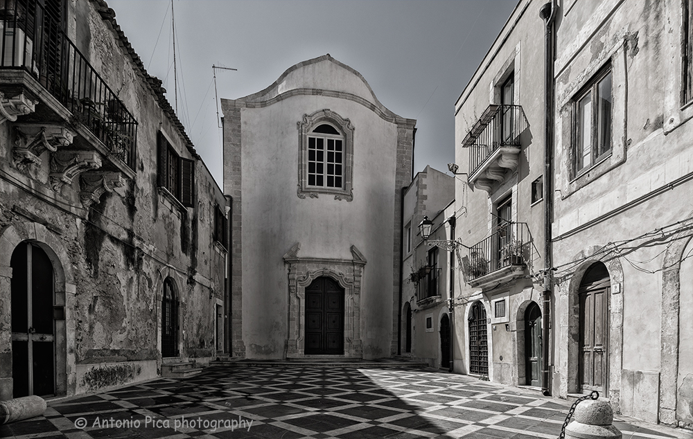 chiesa sconsacrata in ortigia   B&W