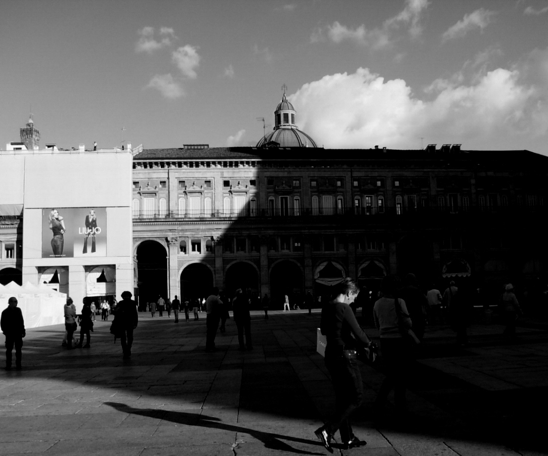 lunghe ombre in piazza Maggiore