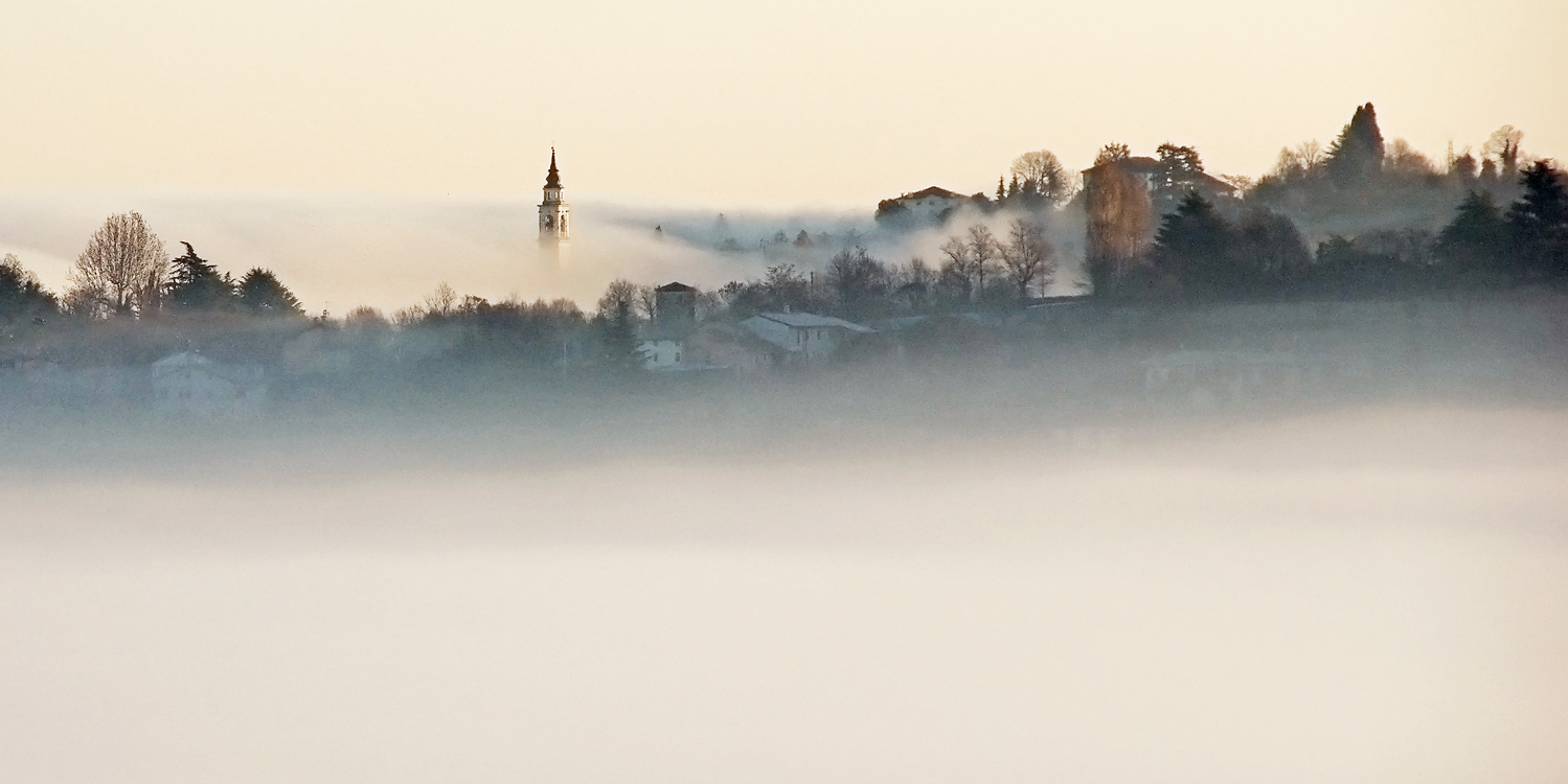 Profilo collinare tra le nebbie