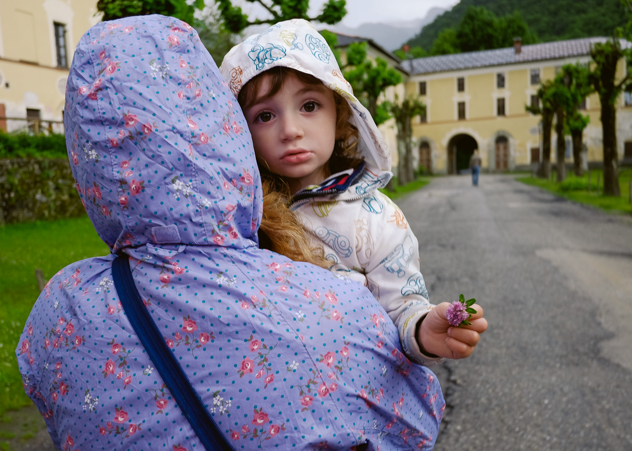 Gabriele � in braccio alla mamma