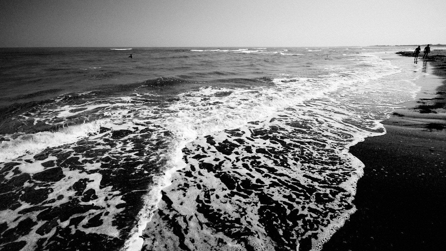 Spiaggia con mare mosso