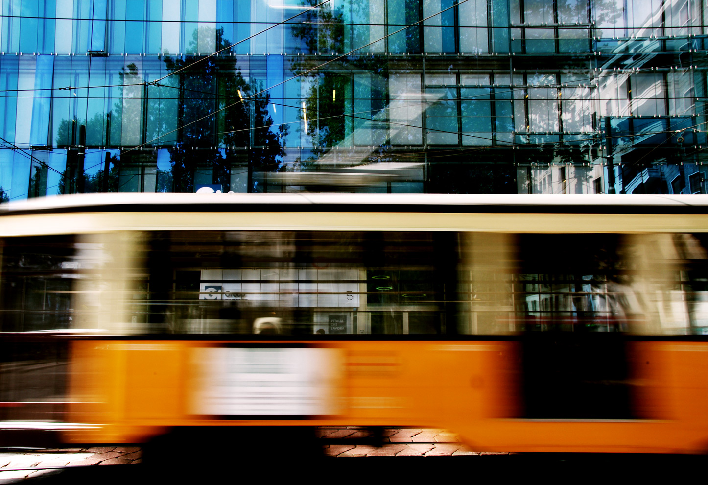 Il vecchio tram e il palazzo nuovo