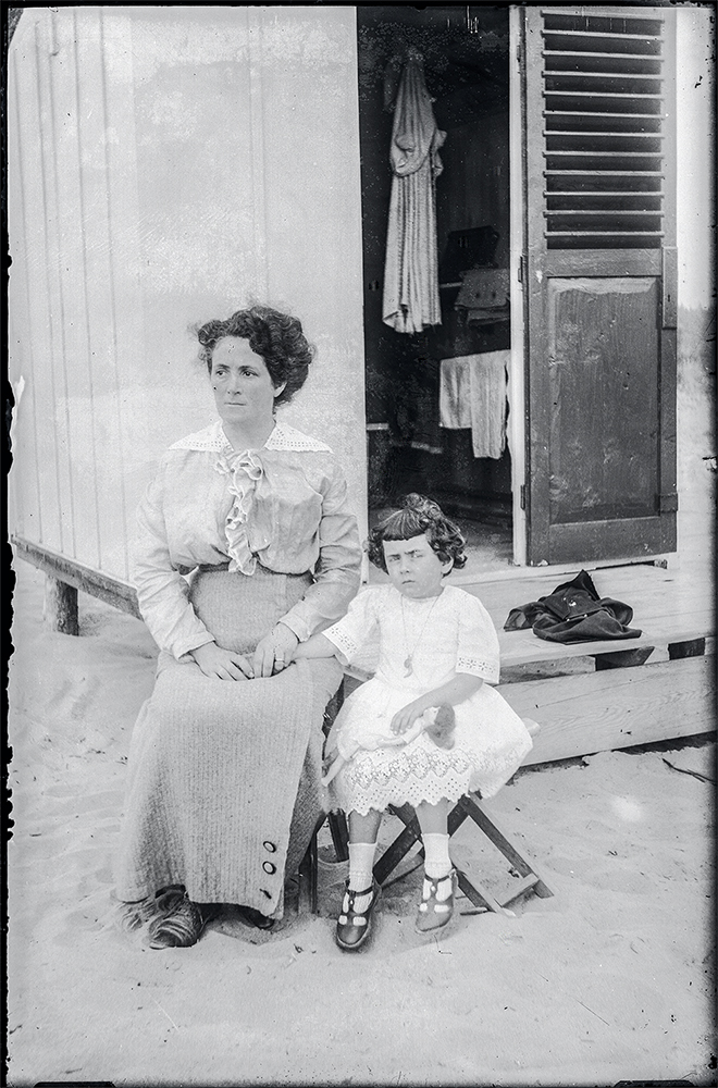 Donna e bambina al mare
