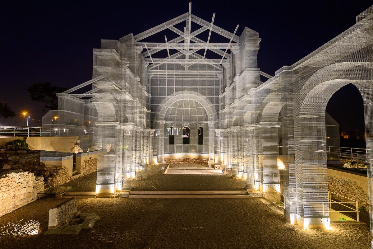 Siponto: la basilica di rete metallica