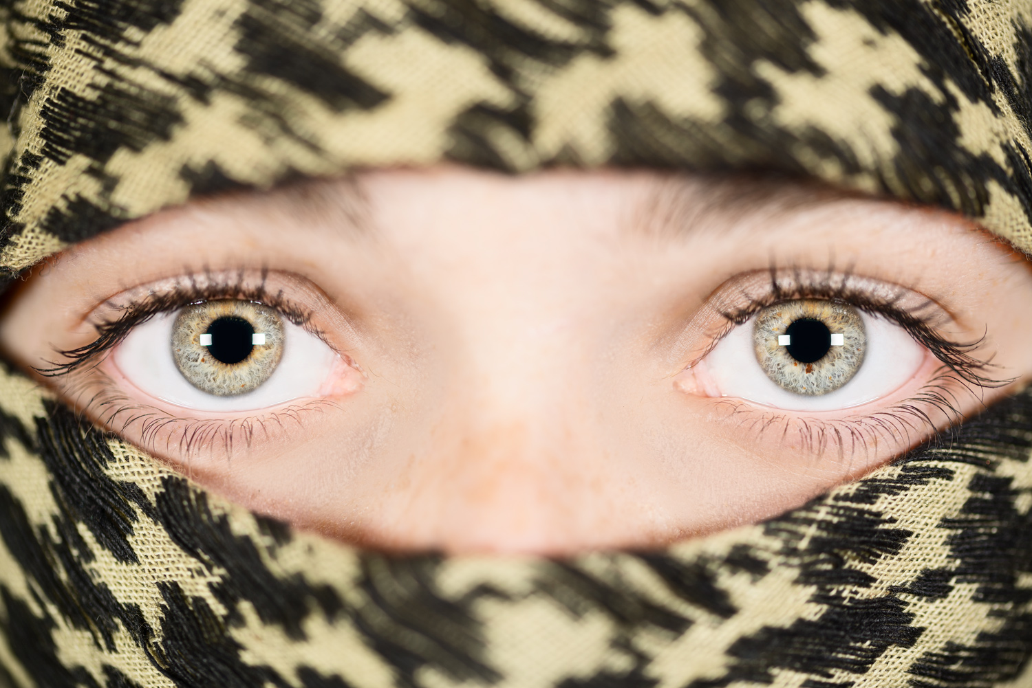 Ragazza con lo shemagh