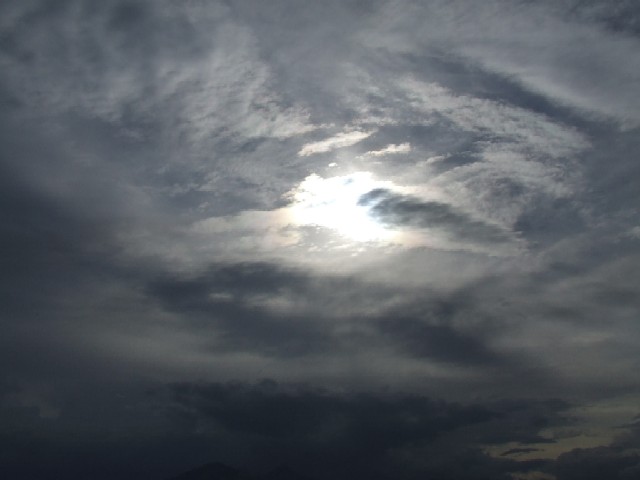 scorcio di sole tra le nuvole