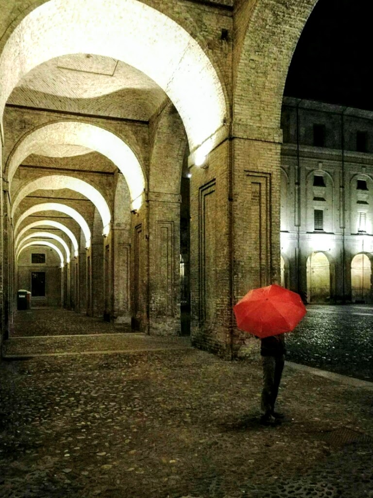 L'uomo con l'ombrello rosso