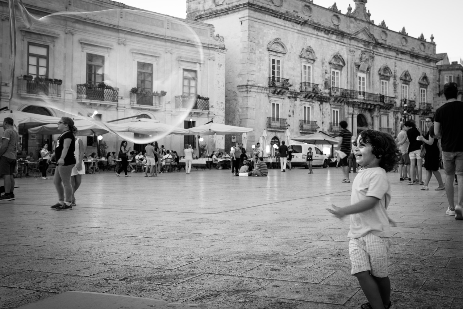 Bimbi con bolle di sapone 1