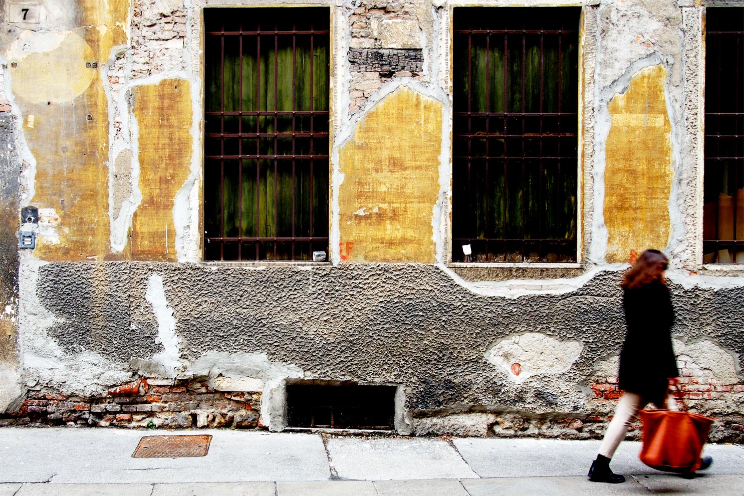 Muro scrostato con passante