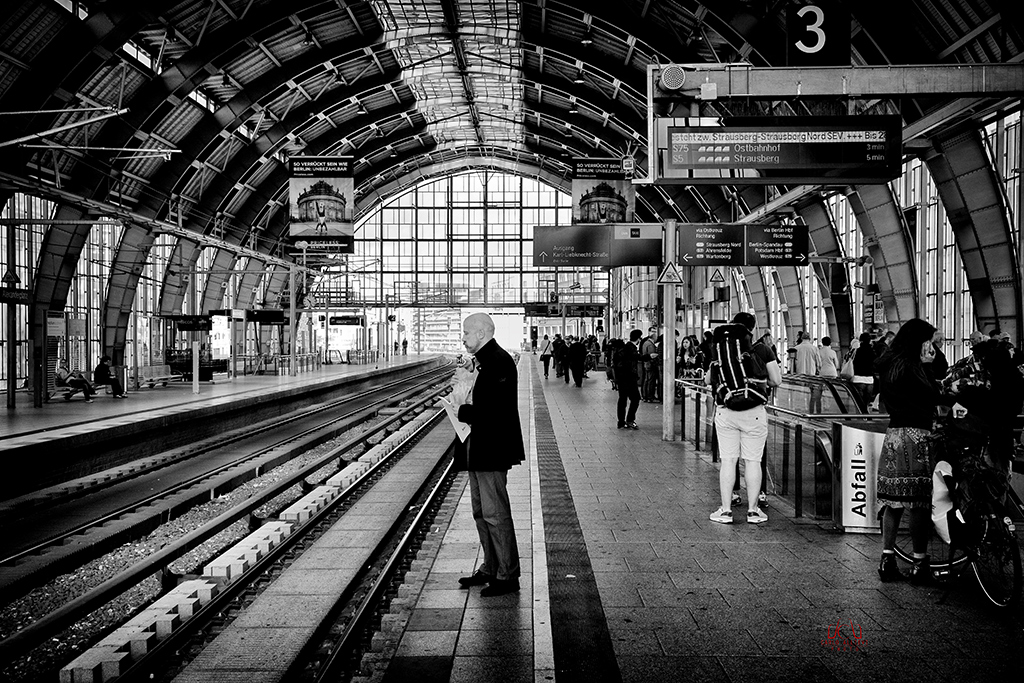 Si pu� essere soli anche in mezzo a tanta gente