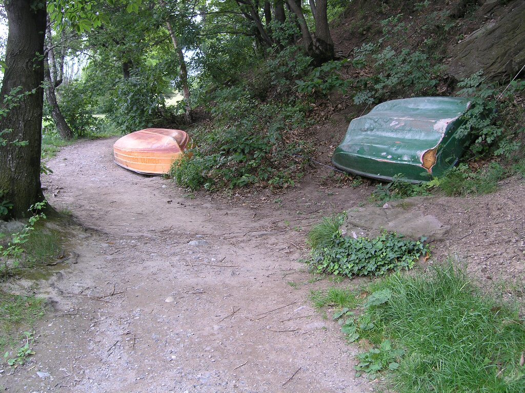 basta, ora smetto di navigare lascio qua le mie barche e proseguo per il sentiero!!!