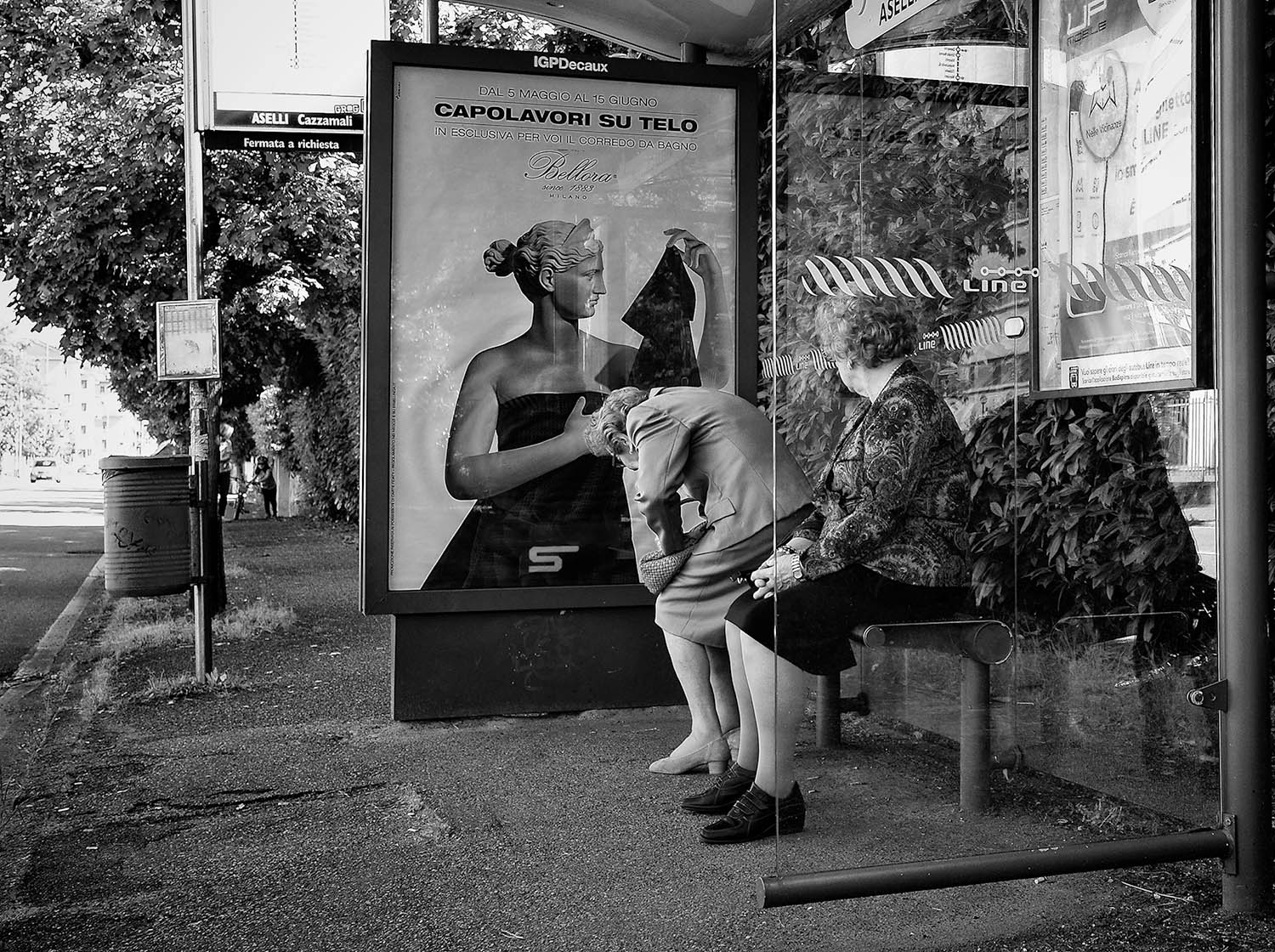 Alla fermata del bus