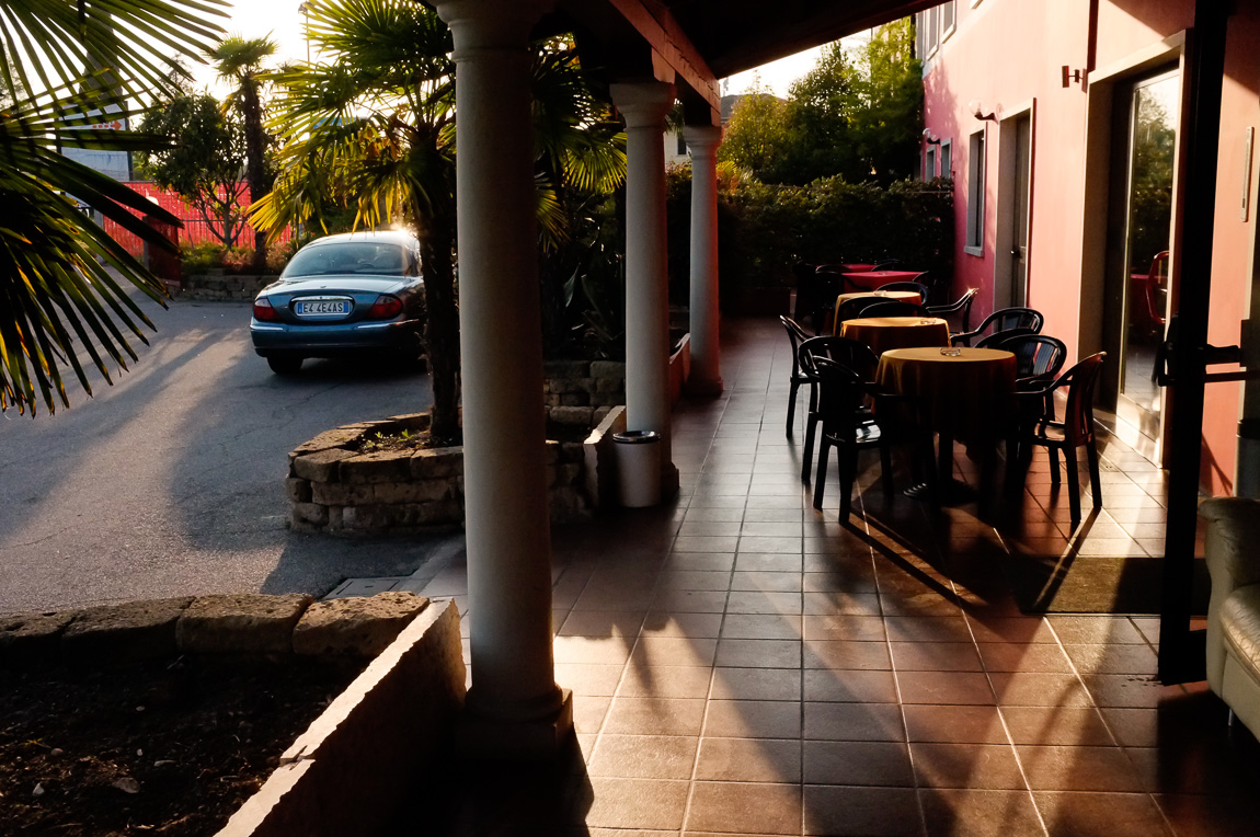 Peschiera del Garda: davanti all'albergo