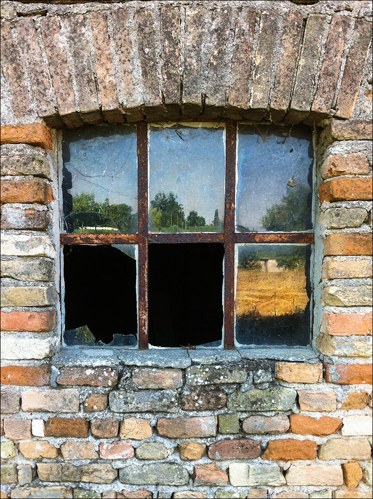 Di vetro, di ruggine, mattoni, caldo e cielo.