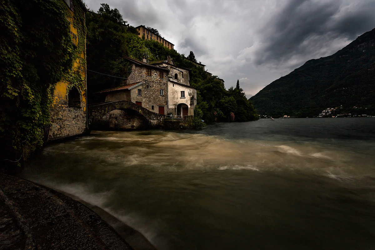 Cielo tempestoso sul lago