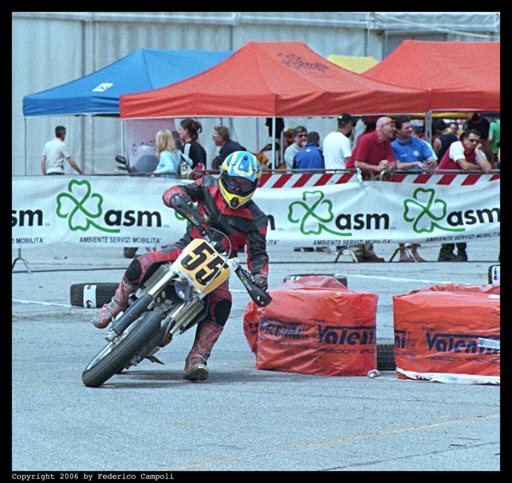 Supermotard in curva