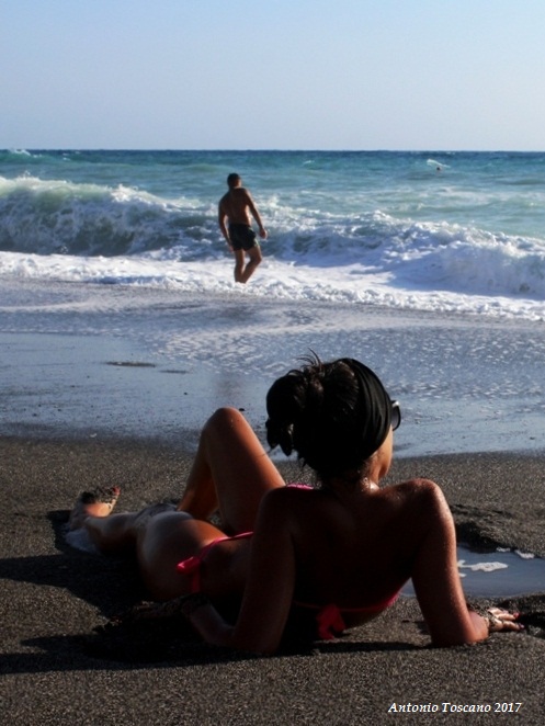 come guarda il mare una donna