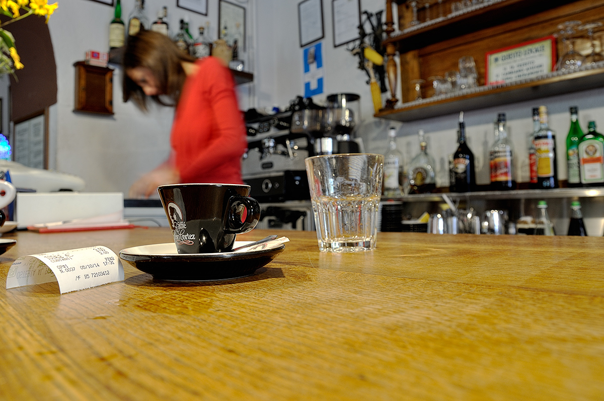 Una donna entra in un caff�......splash!!!