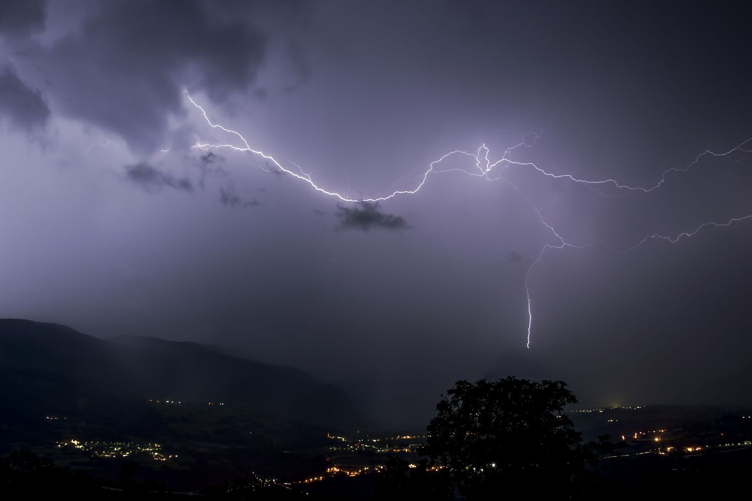 corre, livido, il fulmine