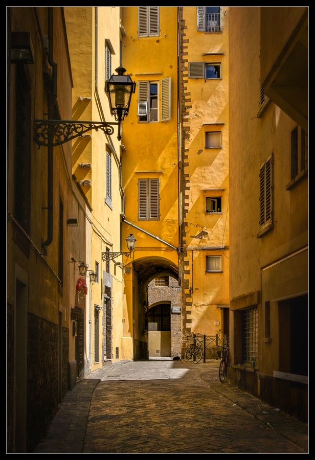 vicolo giallo