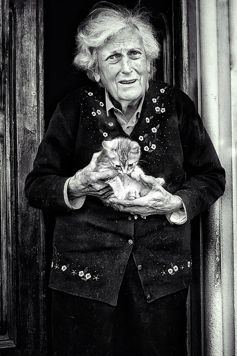 L'anziana  signora e il suo gattino